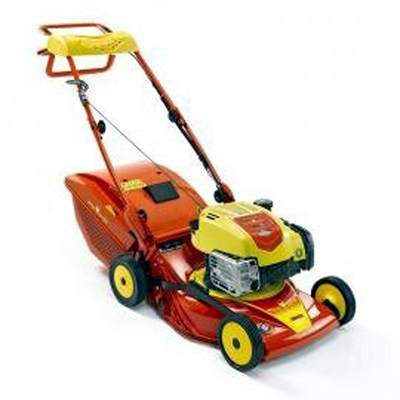 Feita para grandes espaços, esta gama reúne as características únicas da outils wolf e garante um conforto de utilização total para um corte 3 em 1: ejeção, recolha ou mulching. Largura de corte: 46cm. Motor: Briggs & Stratton 675 EXI 2,6kW. Tração 1 velocidade 3,6 km/h. Chassis Xenoy , cesto 56 litros de capacidade.